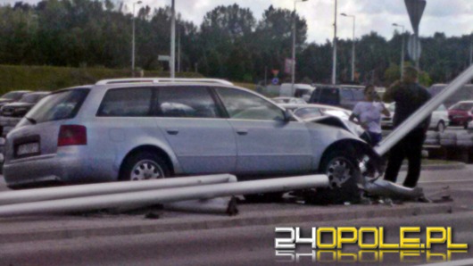 Kierująca audi ścięła maszty z flagami