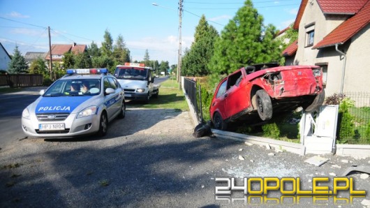Gnał maluchem bez prawa jazdy, wylądował na płocie
