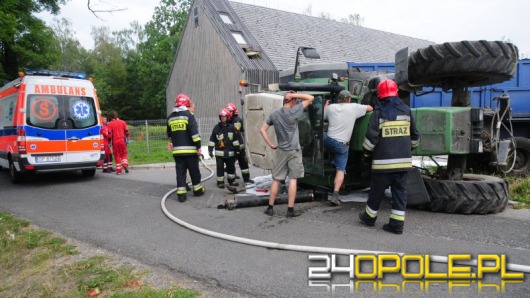 Traktorzysta staranował auto i kilka znaków. Jechał za szybko