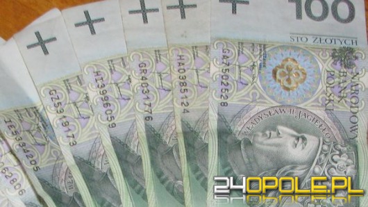 Ktoś podrzucił zwitek banknotów do ogródka