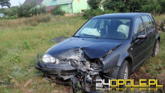Volkswagen uderzył w drzewo i przewrócił się na bok