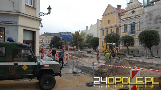 Rynek w w Kluczborku ewakuowany. Robotnicy wykopali niewybuch