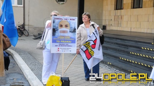 Protest pielęgniarek pod Urzędem Wojewódzkim