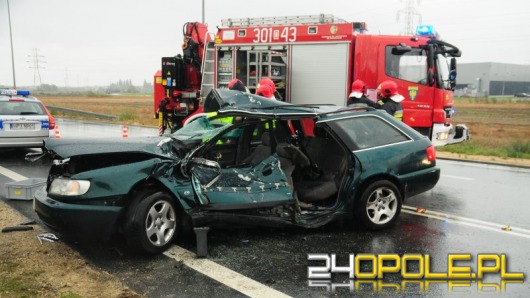 Kierowca audi zawracał na obwodnicy, zderzył się z ciężarówką