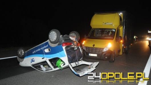 Nocny wypadek na autostradzie: fiat dachował po zderzeniu z BMW