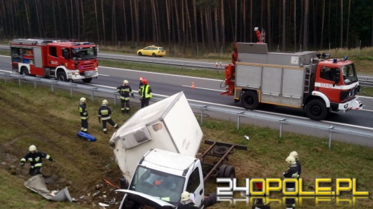 Kierowca samochodu dostawczego rozbił auto na autostradzie