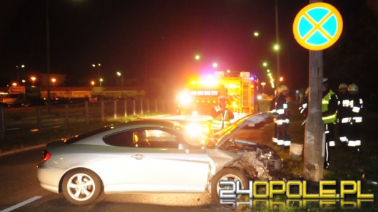 Kierowca sportowego samochodu rozbił się na latarni