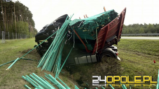 Ciężarówka z drewnem przewróciła się na autostradzie