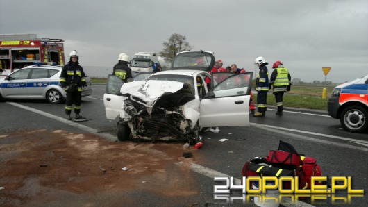 Groźny wypadek na "grzybku" - trzy osoby trafiły do szpitala
