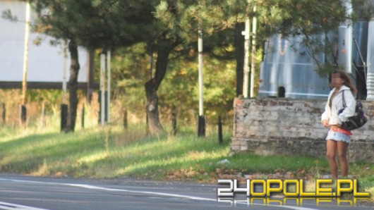 Policjanci walczą z prostytutkami przy drodze