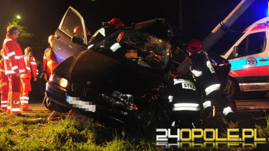 18-letni kierowca BMW wjechał w latarnię. Dwie osoby są ranne
