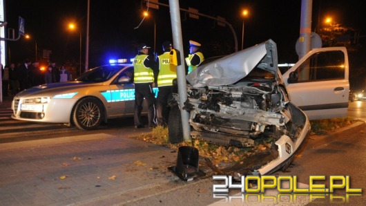 Kobieta doprowadziła do zderzenia, po czym wjechała w sygnalizator