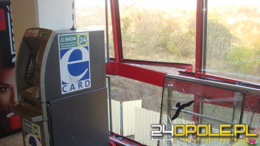 Próbowali wynieść bankomat... przez okno
