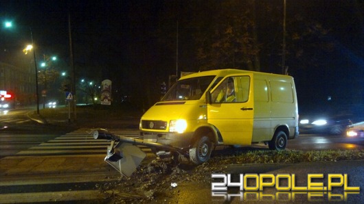Wpadł w poślizg i uszkodził sygnalizator