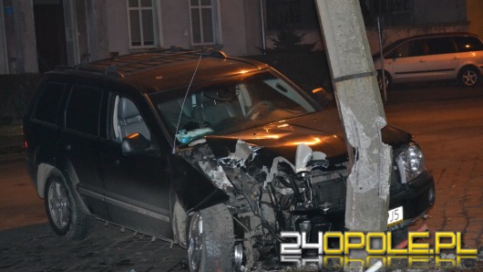 Pijany kierowca wjechał jeep'em w latarnię