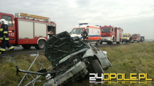 Kierowca forda zasnął za kółkiem, jego auto dachowało