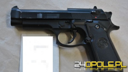 23-latek z atrapą broni w ręku napadł na lokal