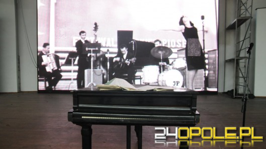 Unikatowy fortepian trafił do Muzeum Polskiej Piosenki