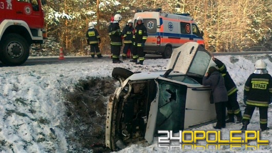 18-latka wpadła w poślizg, a jej auto dachowało