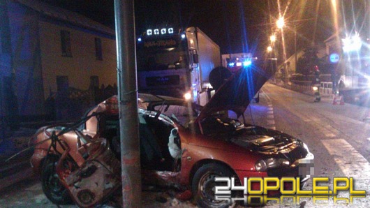 Pijany kierowca roztrzaskał auto o latarnię. Pasażer walczy o życie