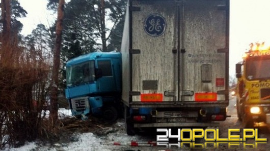 Ciężarówka w rowie. Kierowca próbował uniknąć zderzenia?