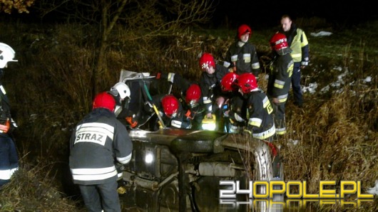 Przewrócone auto w rowie z wodą. Jak się tam znalazło?