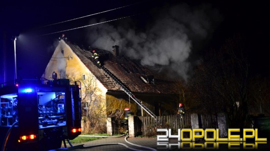 Pożar w Brzezinie. Strażacy musieli rozebrać dach