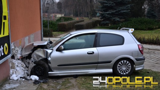 Roztrzaskał samochód o ścianę budynku i uciekł