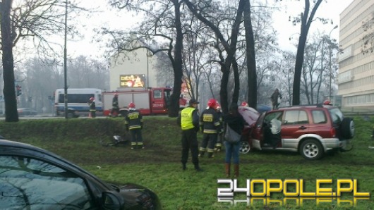Samochód terenowy spadł z nasypu