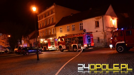 Pożar kamienicy na rynku w Niemodlinie. Jedna osoba nie żyje, strażak trafił do szpitala