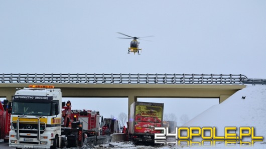 Ciężarówka wbiła się w wiadukt na autostradzie