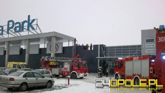 Strażacy ewakuowali rannego mężczyznę z dachu CH Turawa Park