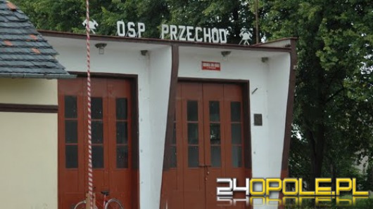 Gmina oszczędza na OSP. Wóz strażaków stoi w nieogrzewanym garażu z pustym zbiornikiem