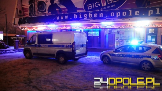 Został pobity, potem sam szarpał się z policjantami