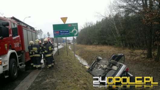Kierowca mercedesa wpadł w poślizg i dachował