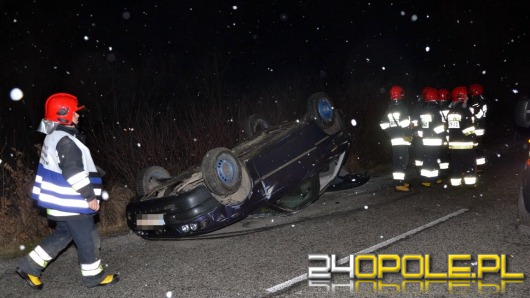 Kierowca opla dachował pod Popielowem