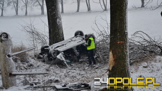 Kierowca toyoty zginął po uderzeniu w drzewo i dachowaniu