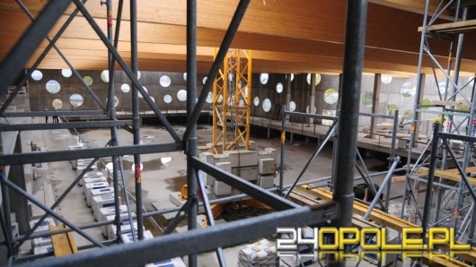 Zgrzyt wokół powstającej pływalni. Miasto domaga się pieniędzy od uczelni.