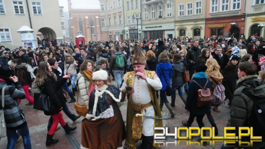 Prawie 400 par maturzystów zatańczyło poloneza na opolskim rynku
