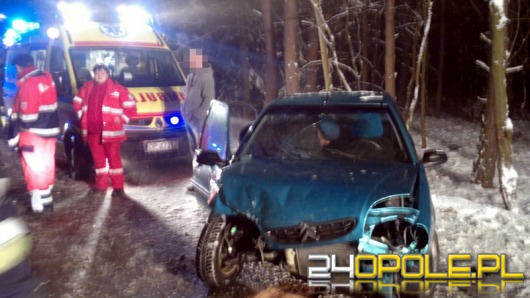 Citroen uderzył w drzewo na trasie Komprachcice - Szydłów