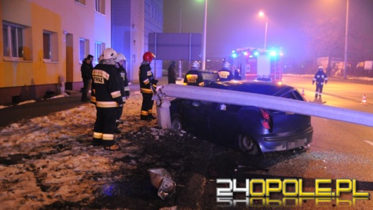 22-latek wypadł z drogi i skosił latarnię