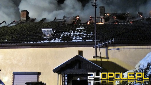 10 zastępów strażaków gasiło pożar domu jednorodzinnego