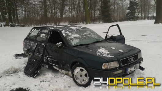 Śmiertelny wypadek w Zakrzowie. Auto wylądowało w stawie.
