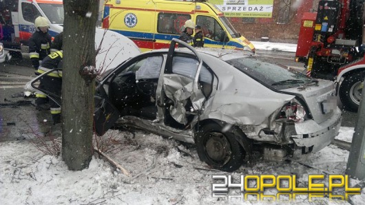 Wypadek nieoznakowanego radiowozu: policjant i zatrzymany są ranni