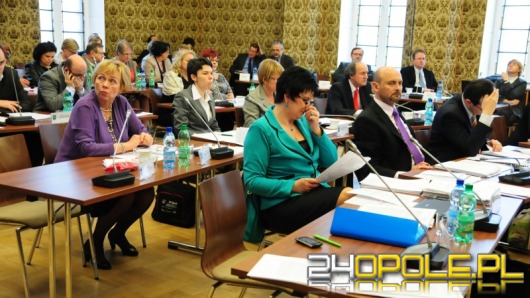 Wyniki głosowań radnych w internecie? Nie w Opolu.