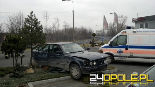 Kierująca BMW wypadła z drogi i staranowała płot
