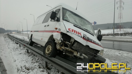 Kierowca busa wpadł w poślizg i wjechał na barierę