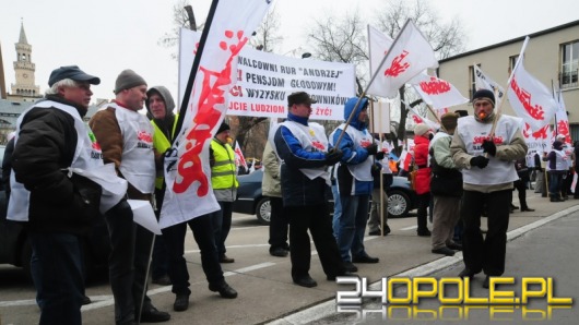Związkowcy "Solidarności" krzyczeli, gwizdali i spalili kosz z umowami śmieciowymi