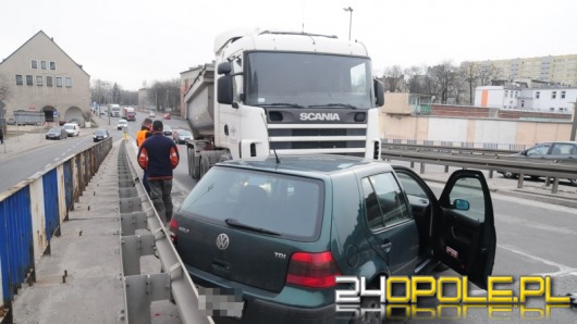 Ciężarówka zderzyła się z osobówką na wiadukcie