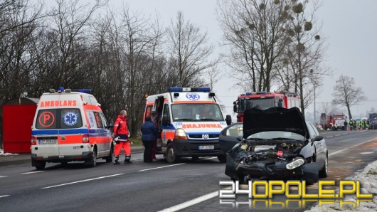 Czołowe zderzenie pod Niemodlinem, trzy osoby są ranne
